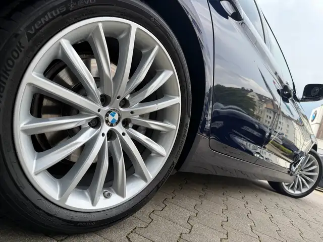 BMW 5 Series view 4