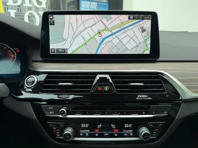 BMW 5 Series view 8