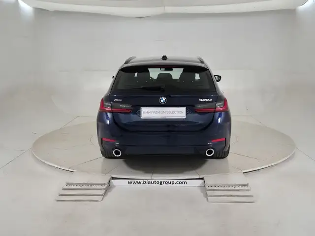 BMW 3 Series view 4