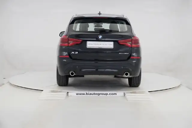BMW X3 view 4