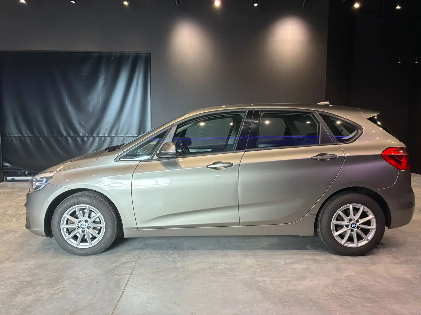 BMW 218 i Active Tourer Advantage Aut. WENIG KM Silber - 2