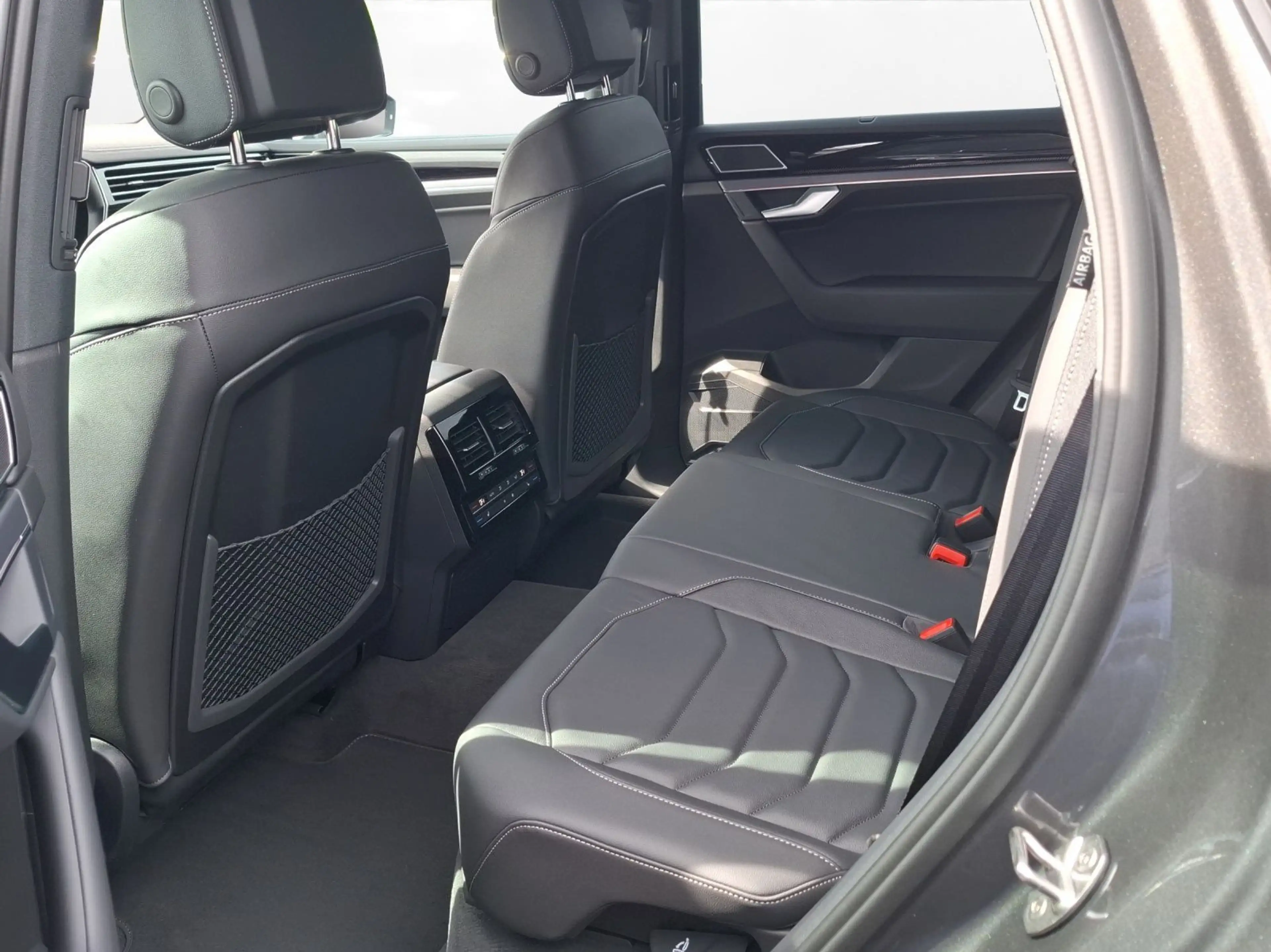 Volkswagen Touareg Last Edition R-Line 231 PS DSG | PANO | — photo 3