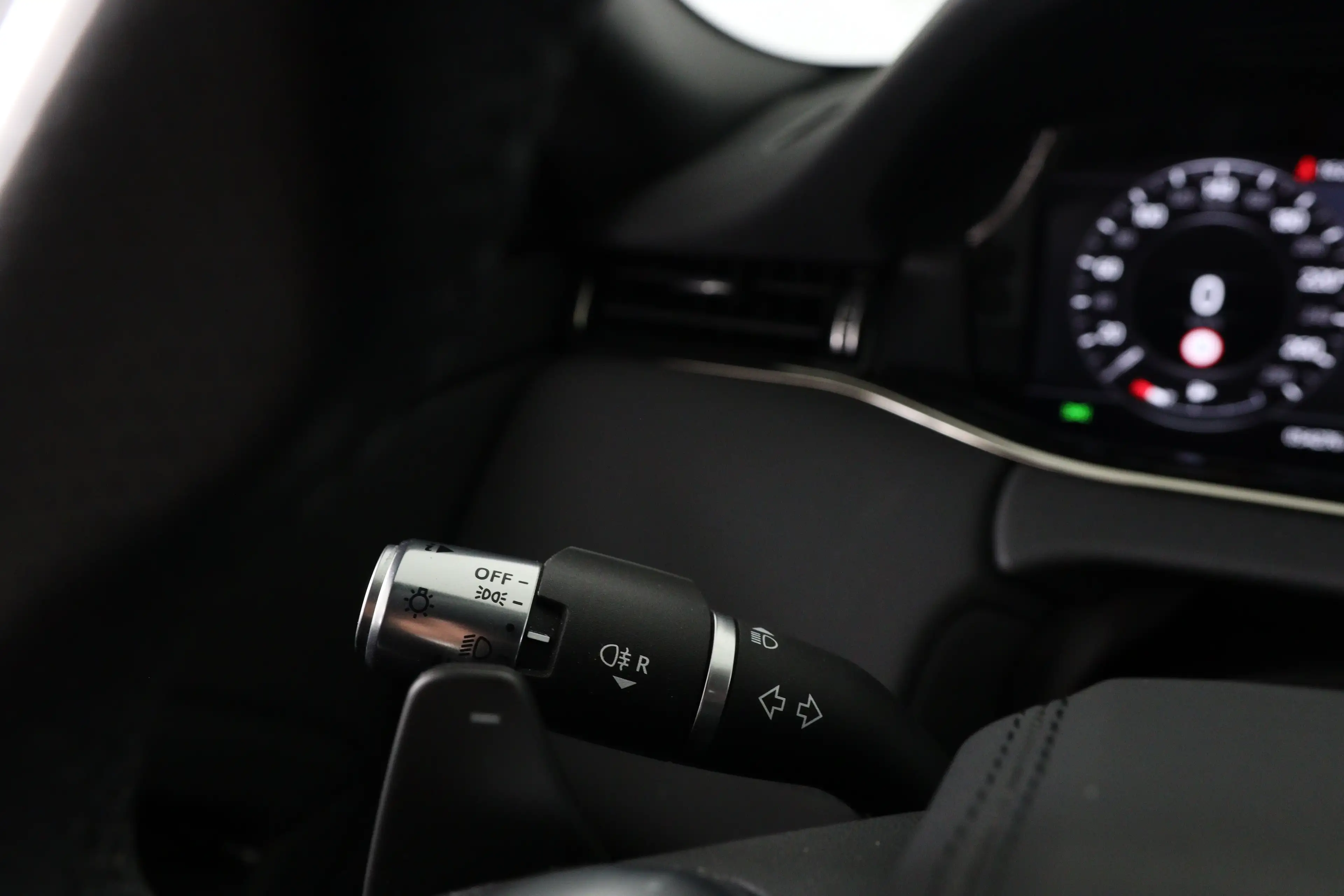 Land Rover Range Rover Evoque 2.0 P200 AWD R-Dynamic HSE | Apple Carplay/Android — photo 39