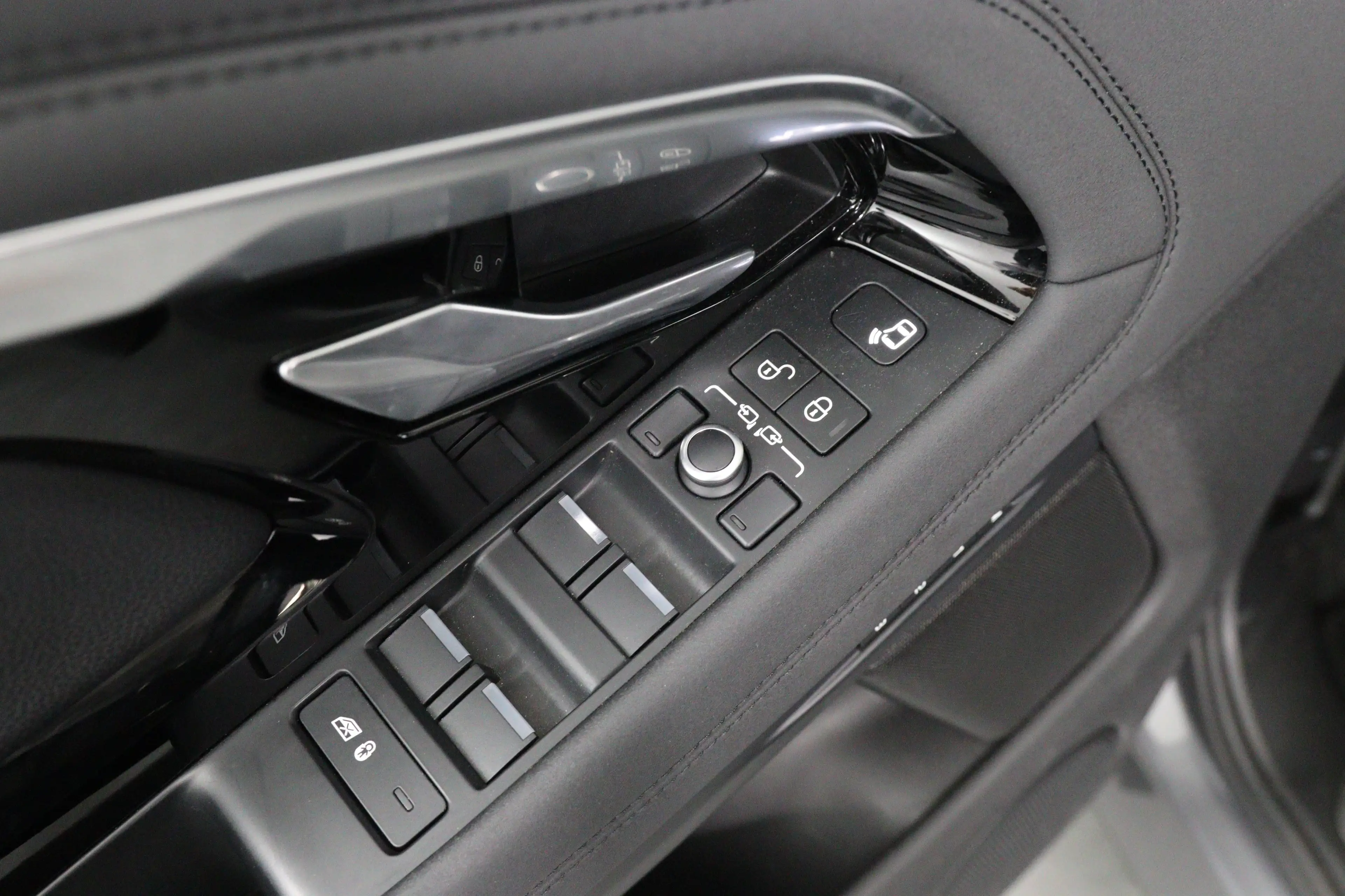 Land Rover Range Rover Evoque 2.0 P200 AWD R-Dynamic HSE | Apple Carplay/Android — photo 28