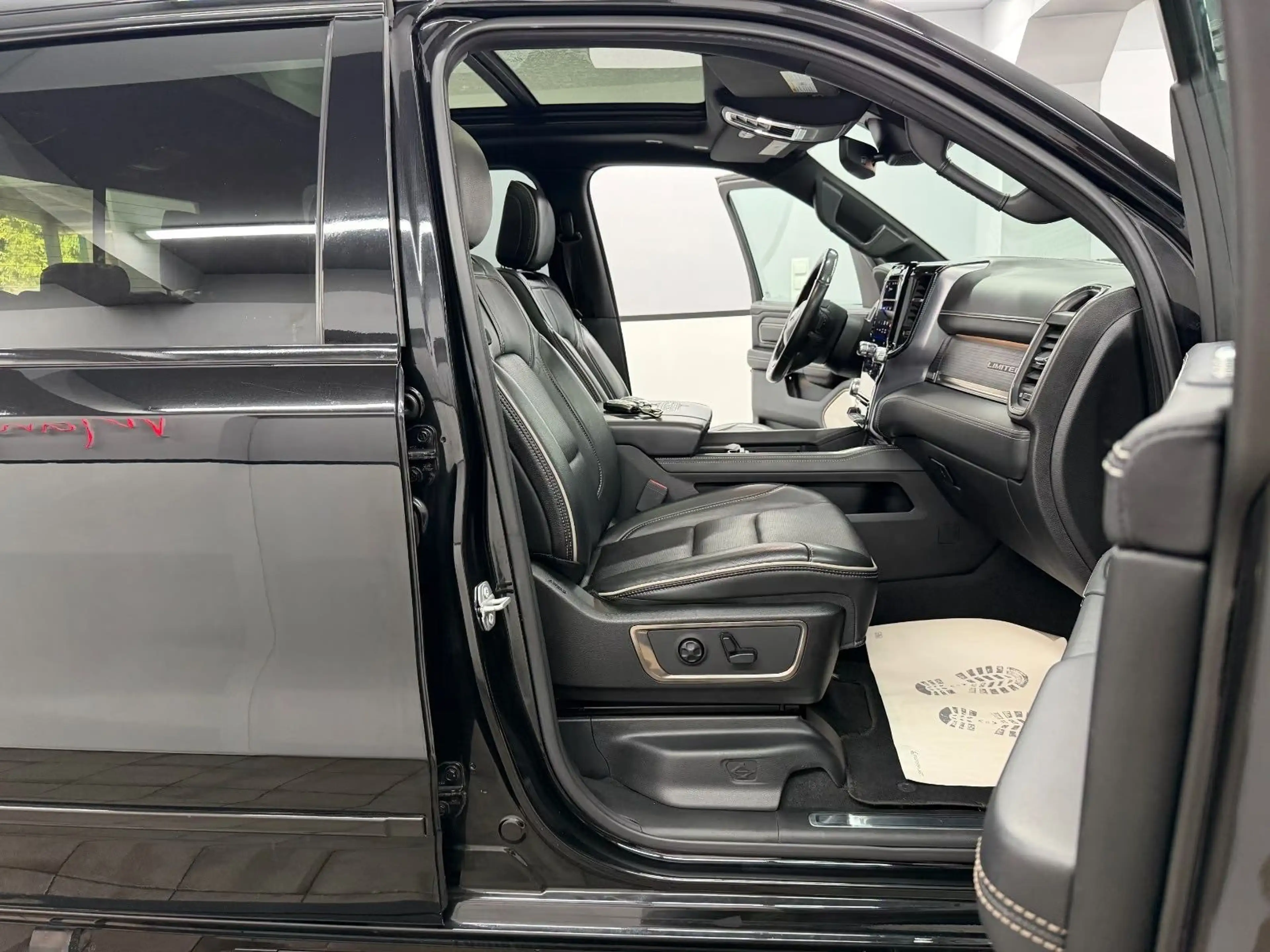 Dodge RAM 5.7 HEMI eTorque Limited Crew/E-Step/Luft/22 — photo 11