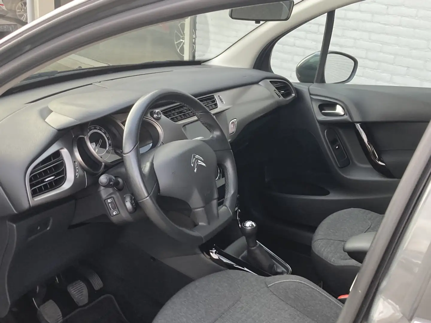 Citroen C3 1.2 PureTech Selection 5-deurs | Trekhaak | Clima Grijs - 2