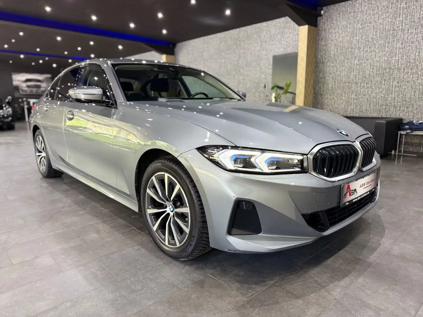 BMW 320 i Limousine /HEAD-UP / KAMERA / MEMORY / LED Grau - 2