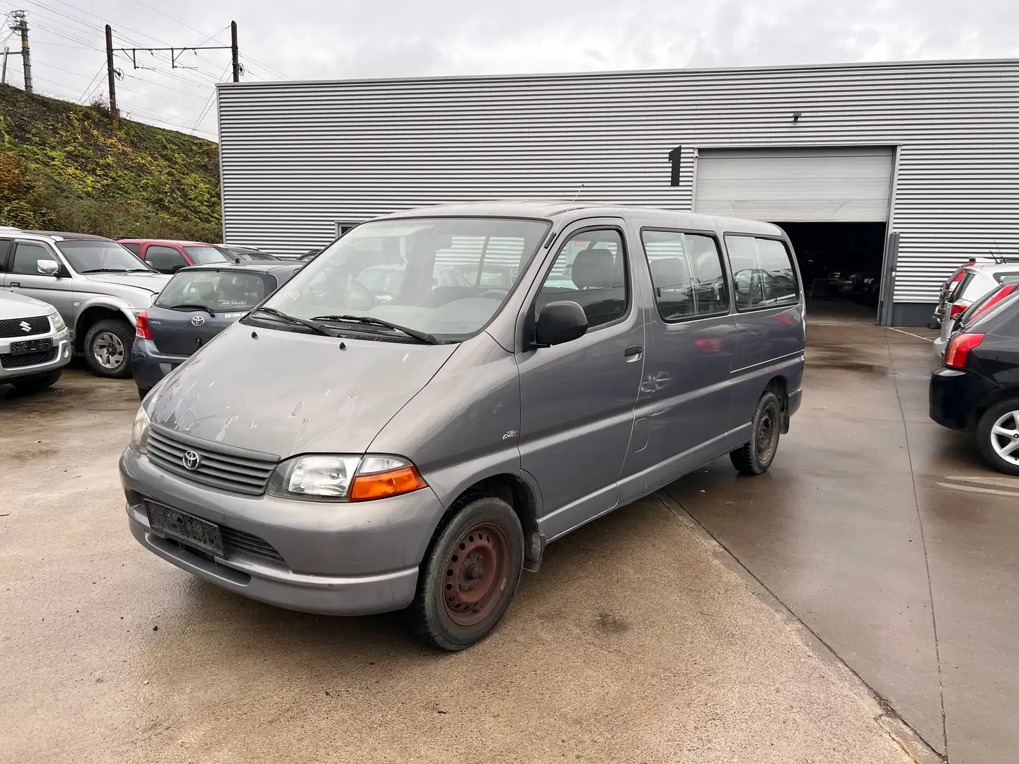 Toyota Hiace 2.5 Turbo D4D LX 9 place Сірий - 2