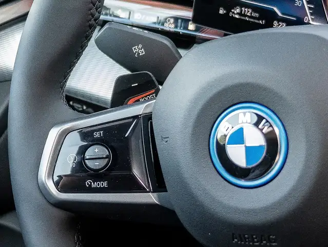 BMW 5 Series view 10