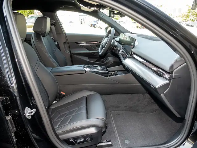 BMW 5 Series view 4