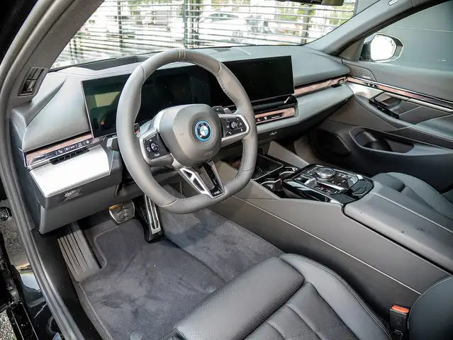 BMW 5 Series view 3