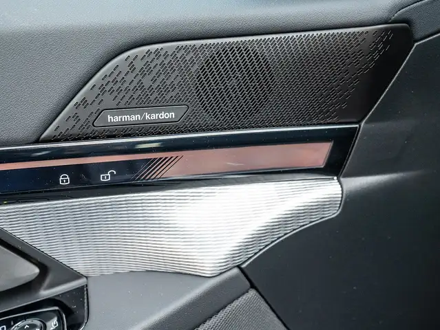 BMW 5 Series view 15