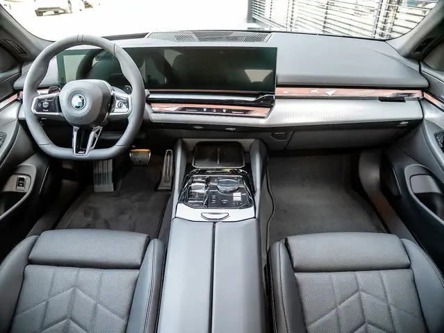 BMW 5 Series view 5