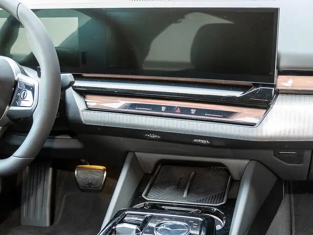 BMW 5 Series view 6