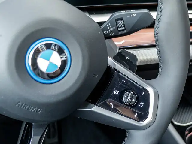 BMW 5 Series view 11