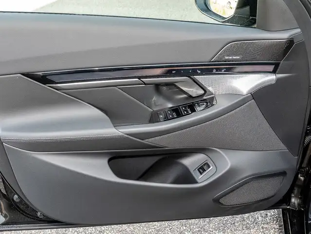 BMW 5 Series view 14
