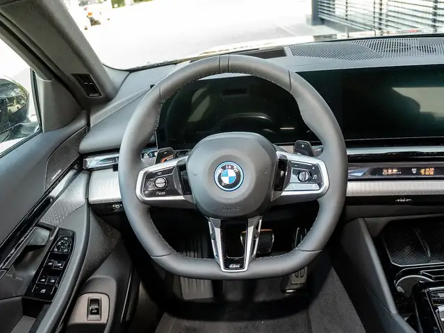 BMW 5 Series view 8