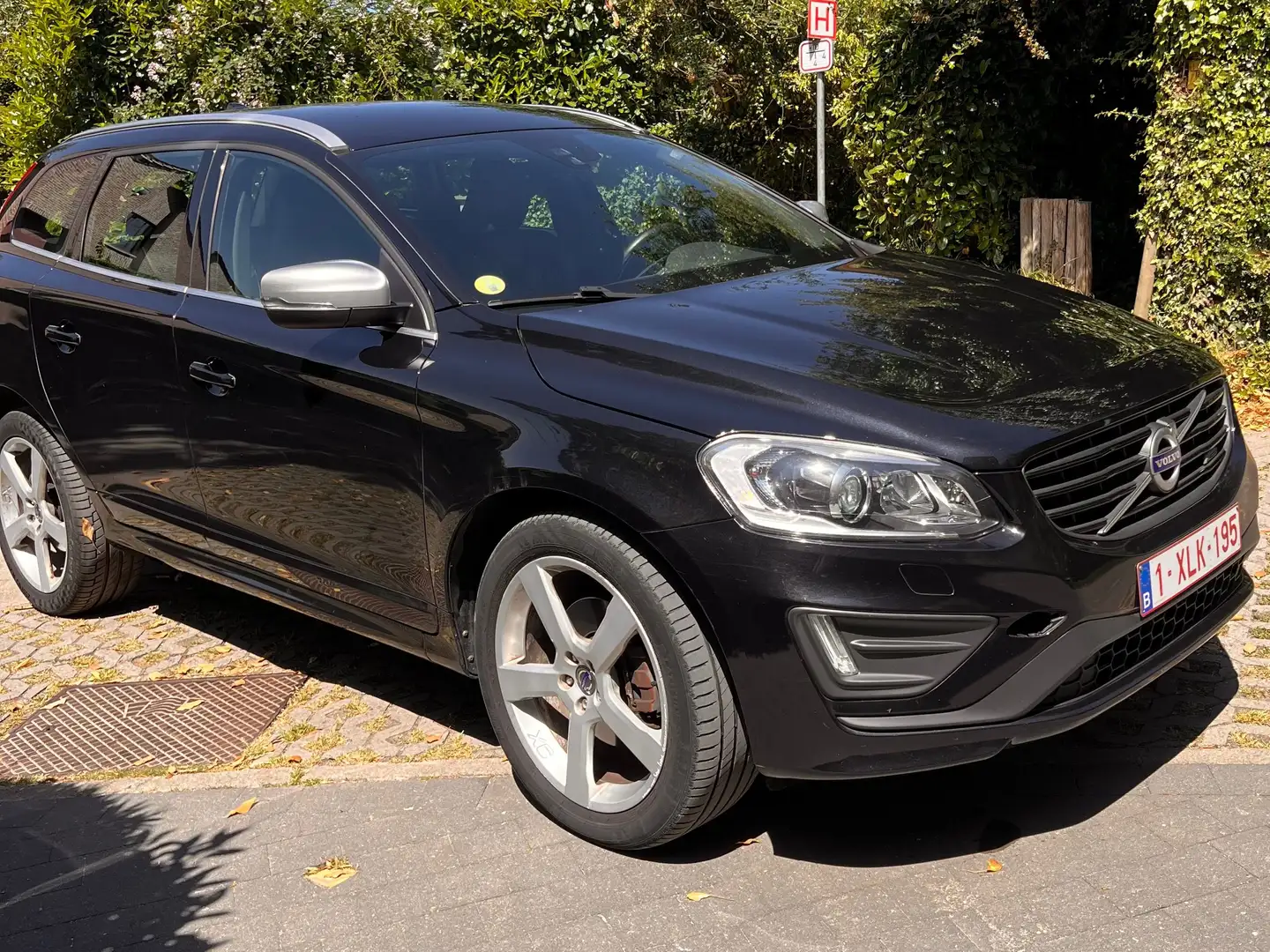 Volvo XC60 2.0 D4 Summum R-Design Geartronic crna - 1