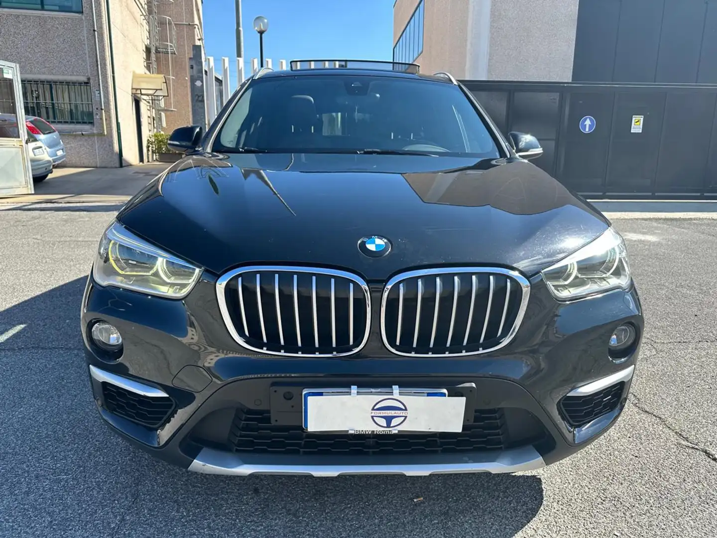 BMW X1 sDrive18d xLine Schwarz - 2