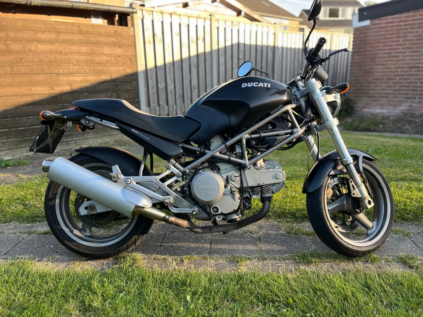 Ducati Monster 600 Zwart - 1