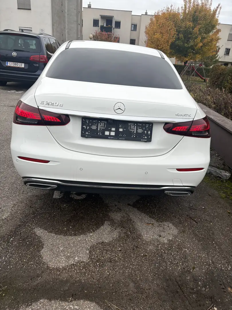 Mercedes-Benz E 220 d 4Matic 9G-TRONIC Exclusive - 2