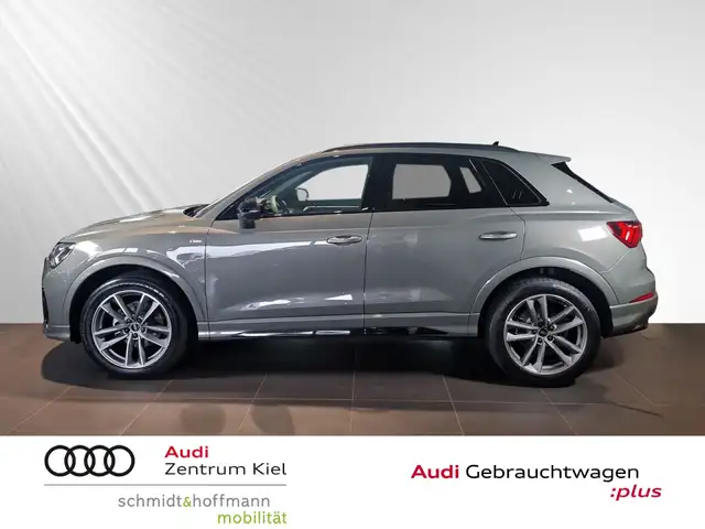 Audi Q3 view 3