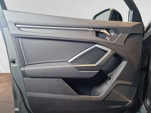 Audi Q3 view 14