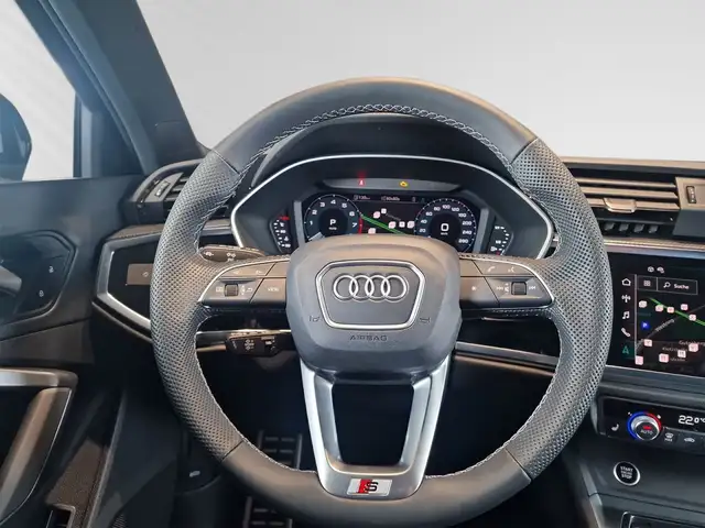 Audi Q3 view 13