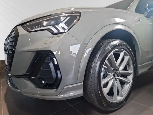 Audi Q3 view 6