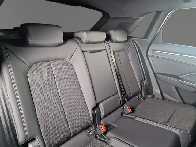 Audi Q3 view 8