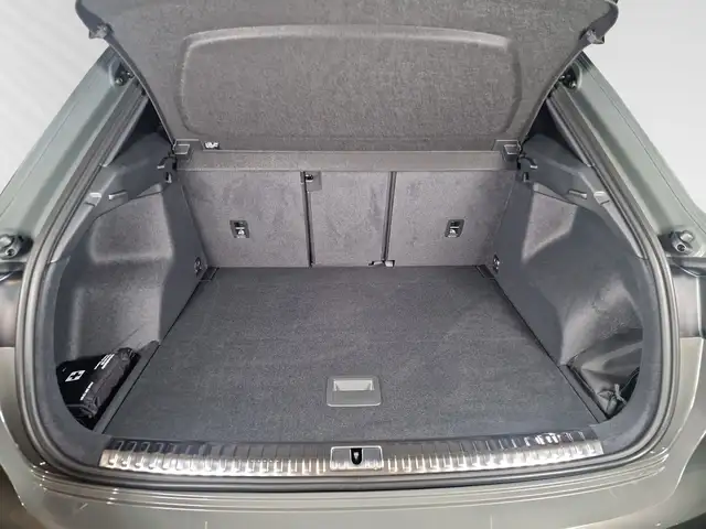 Audi Q3 view 10