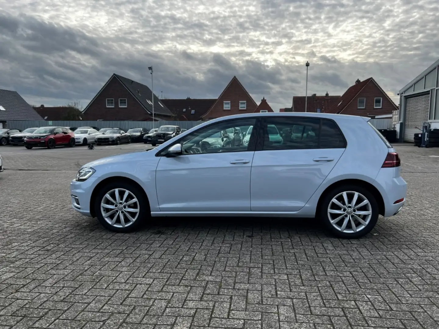 Volkswagen Golf VII Highline Standh AHK ACC LED Navi Massage Weiß - 2
