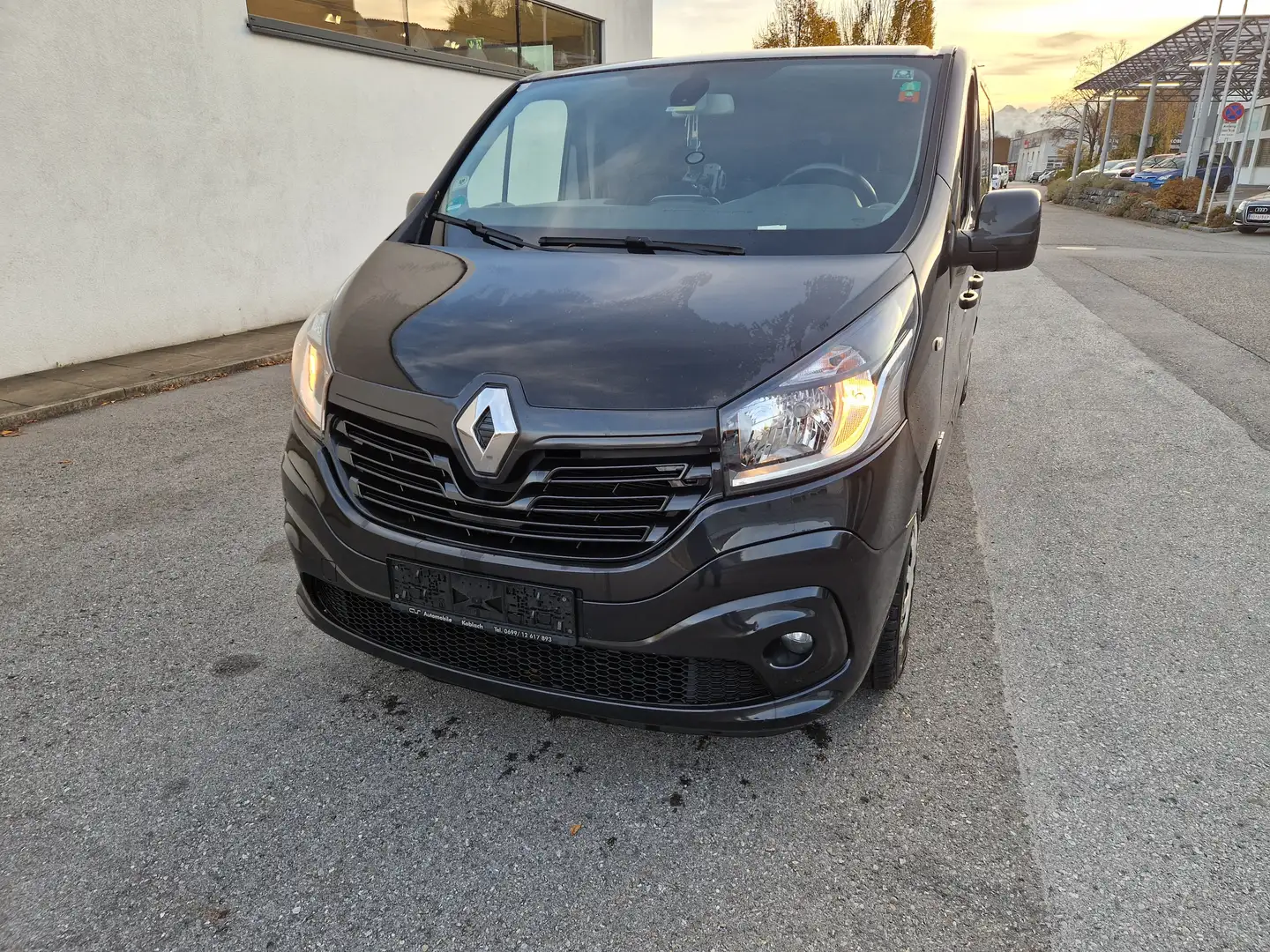 Renault Trafic 9 Sitzer! Lang! 2 Schiebetüren! Navi! Kamera! Schwarz - 2