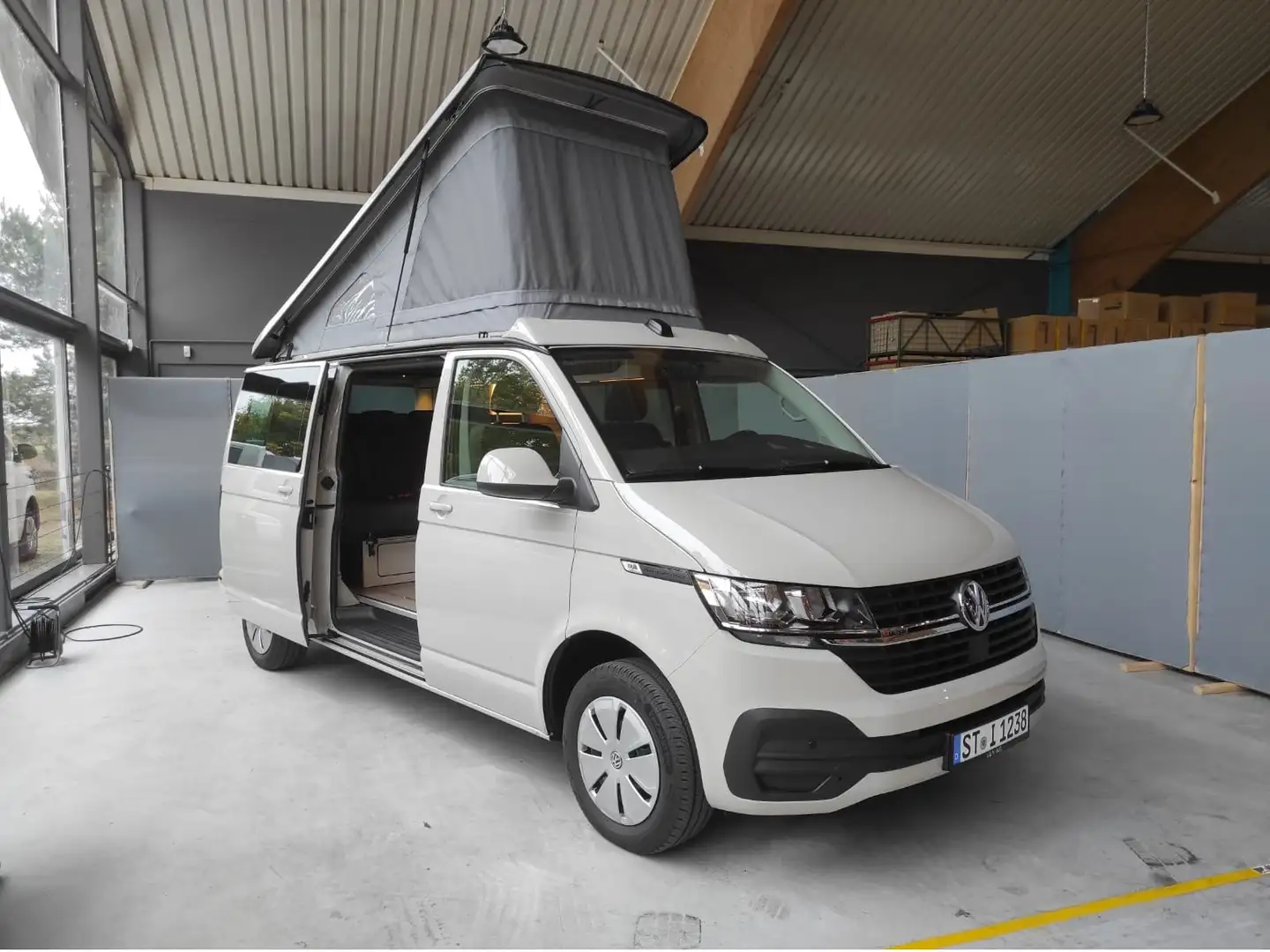 Volkswagen T6.1 Transporter LR 2,0 TDI 4Motion Camper Umbau Grau - 2