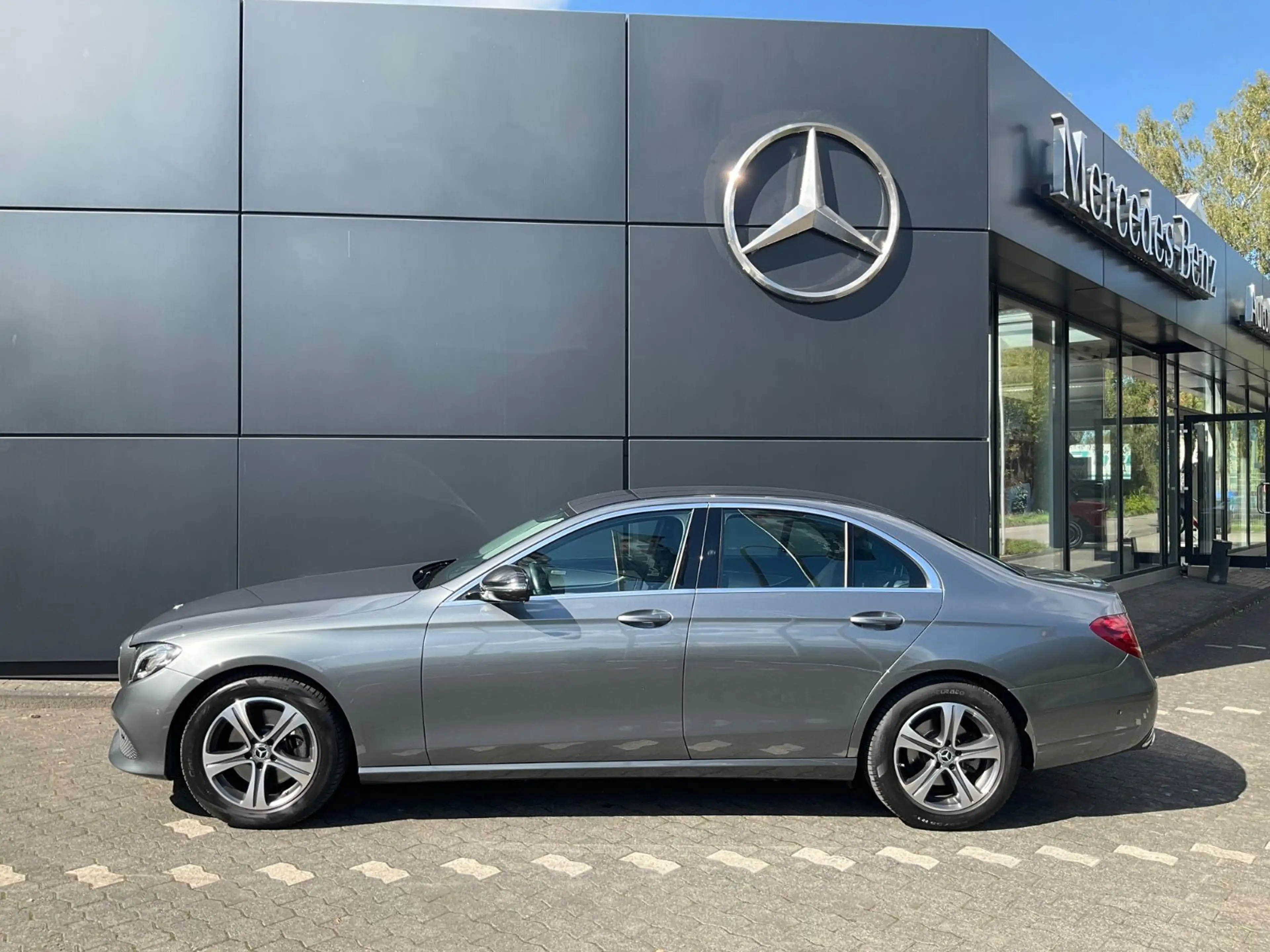 Mercedes-Benz E 200 Limousine Avantgarde — photo 4