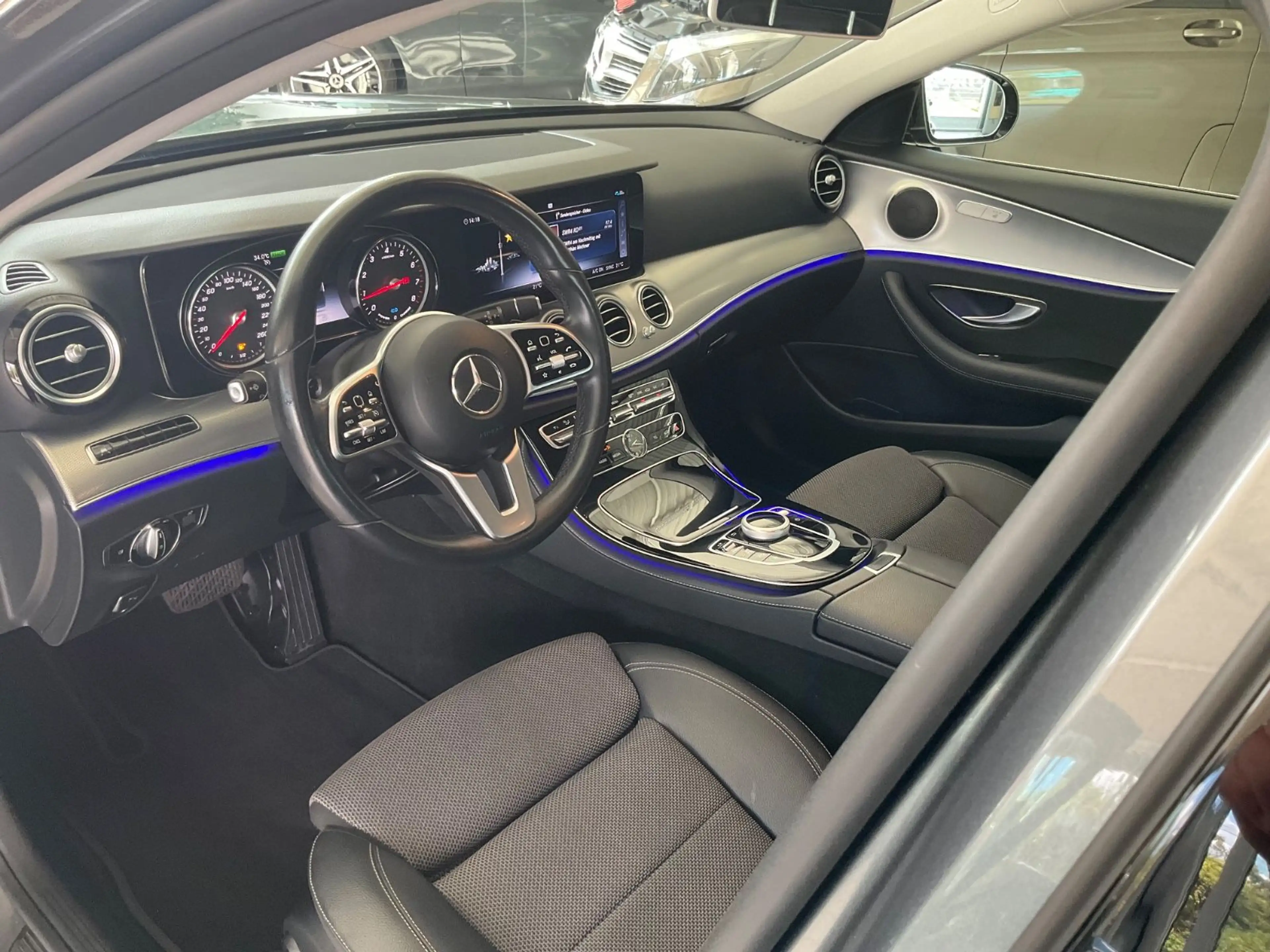 Mercedes-Benz E 200 Limousine Avantgarde — photo 9