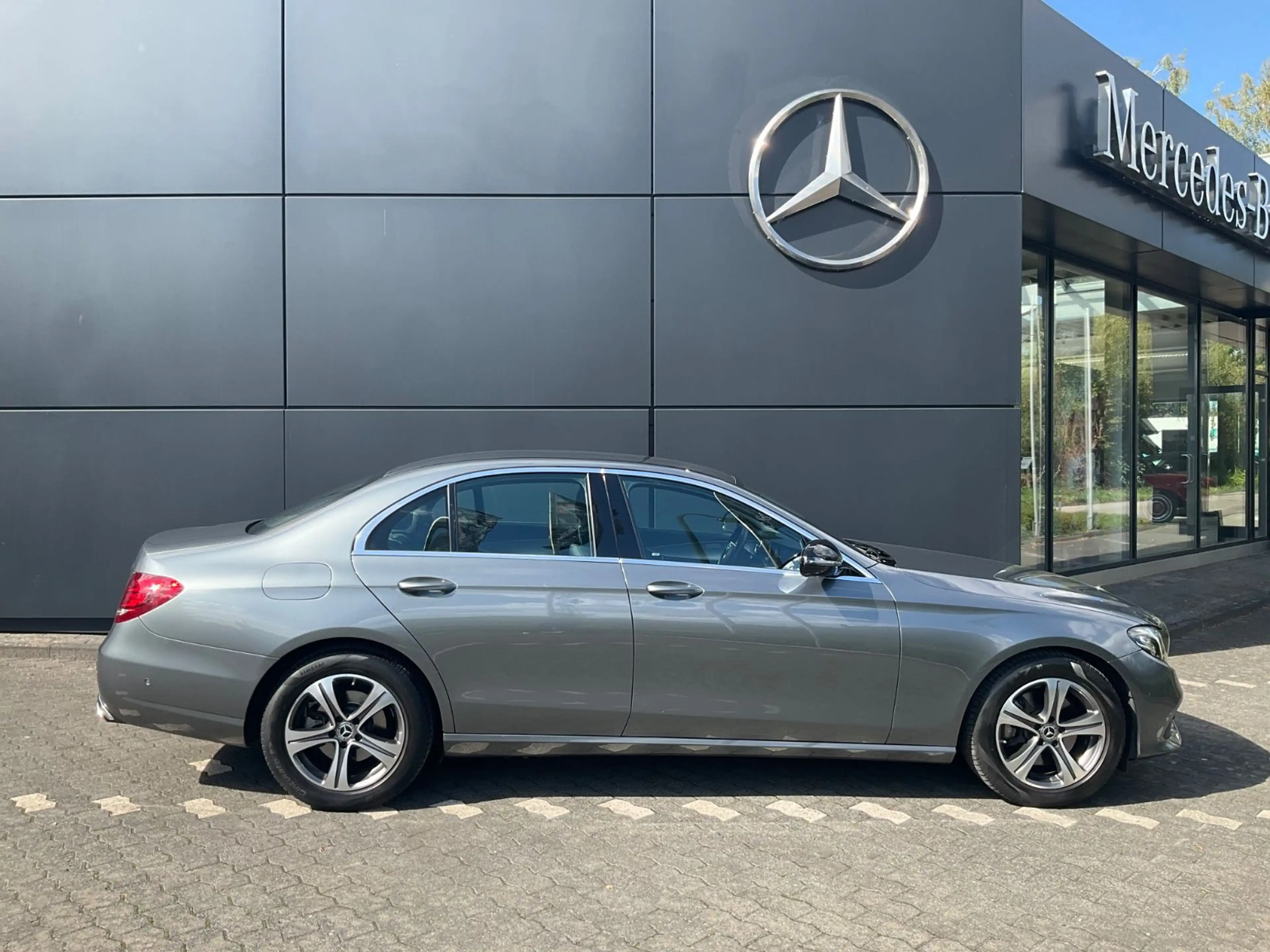 Mercedes-Benz E 200 Limousine Avantgarde — photo 3