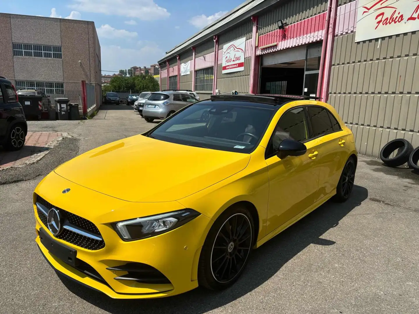 Mercedes-Benz A 180 Automatic Premium AMG Line Gelb - 1