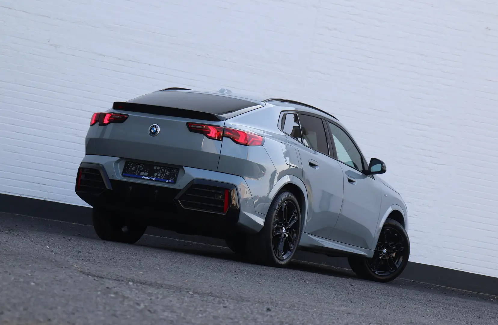 BMW iX2 xDrive30 M-sport - Pano/H&K/AdaptiveLED/HUD/Towbar Grijs - 2