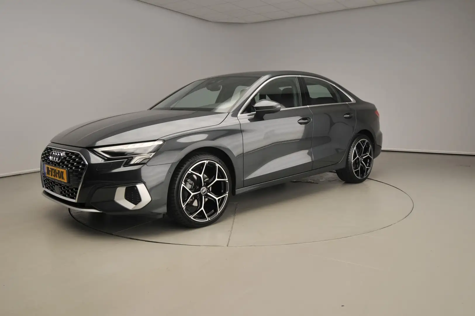 Audi A3 Limousine 30 TFSI 110pk S-tronic Advanced edition Grijs - 1