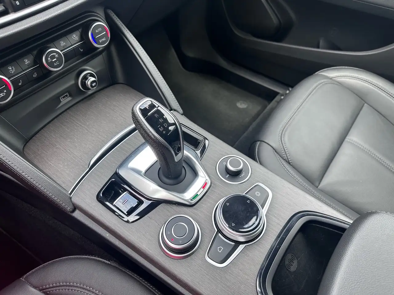 Alfa Romeo Stelvio 2023 — фото 12