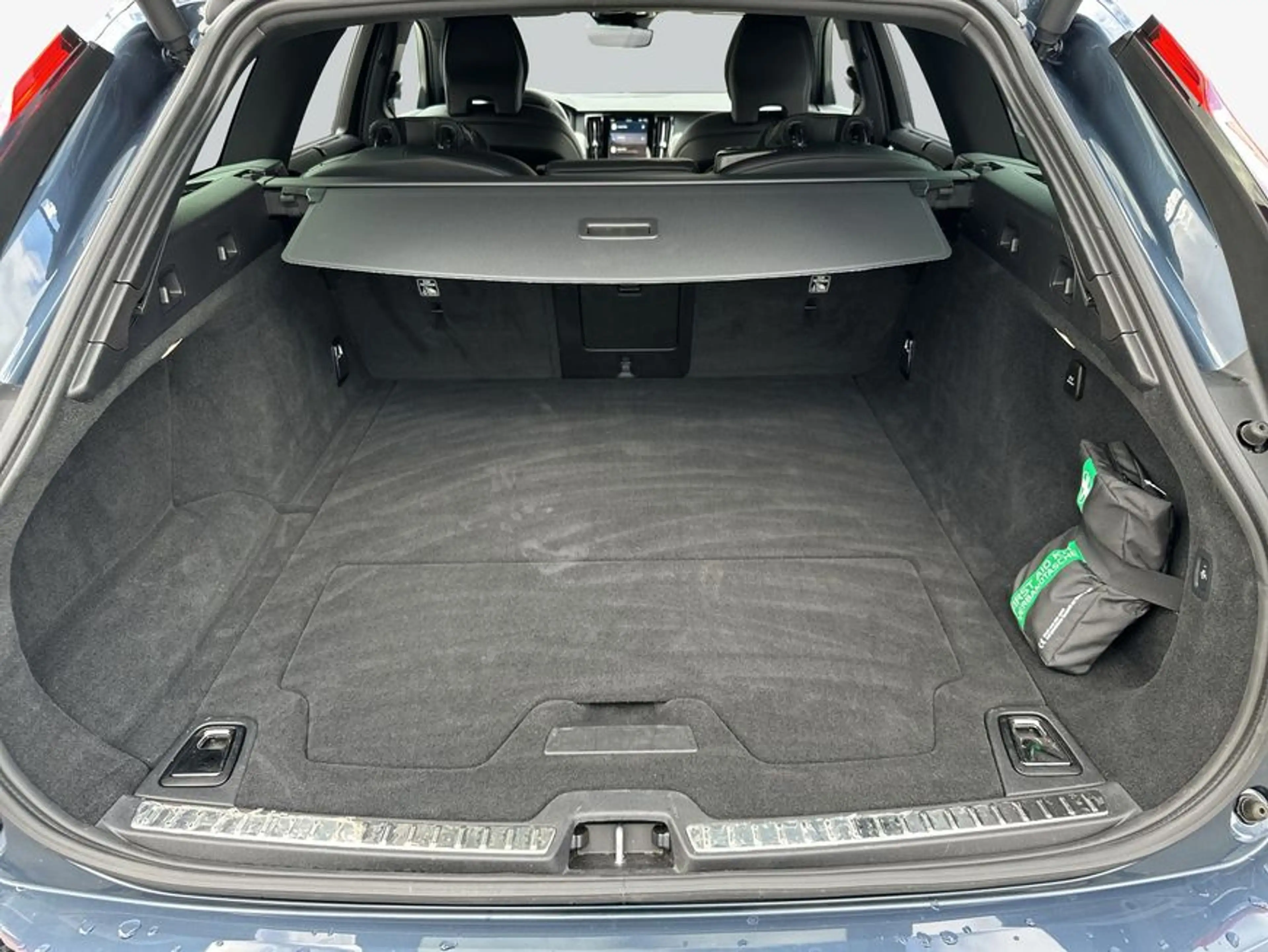 Volvo V90 T8 Plug-in Hybrid AWD Ultra Dark — photo 10
