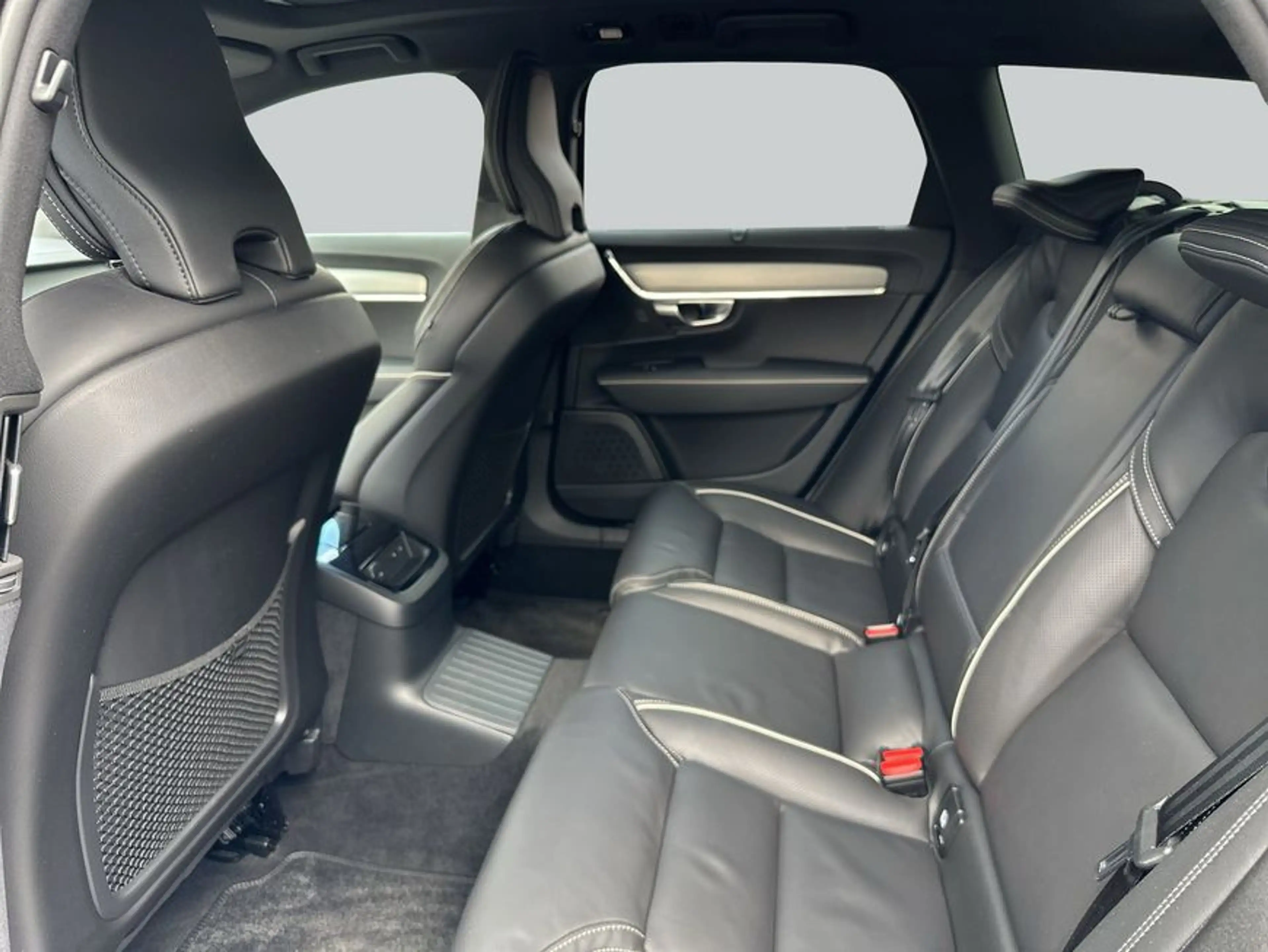Volvo V90 T8 Plug-in Hybrid AWD Ultra Dark — photo 13
