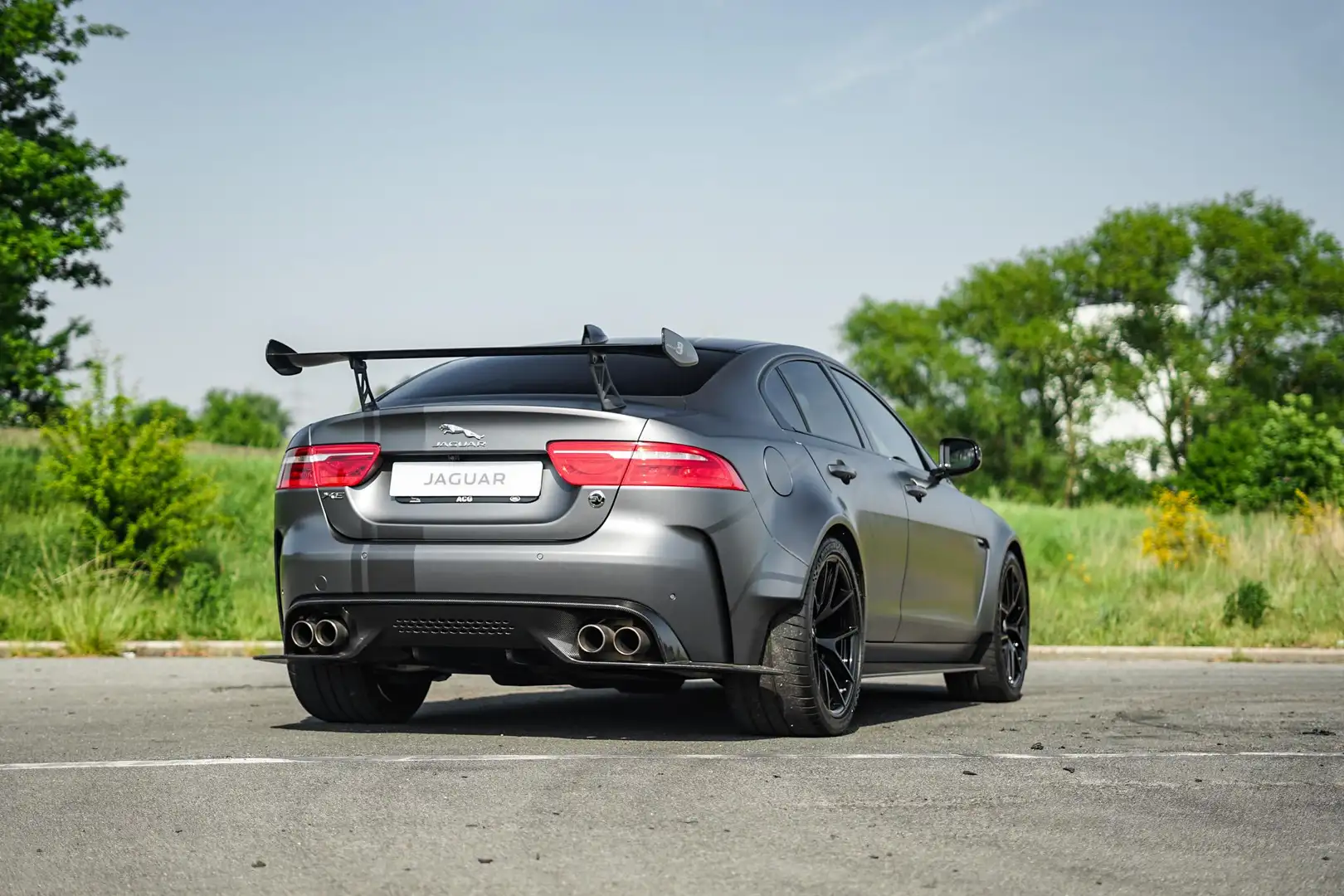 Jaguar XE SV Project 8 - Track Pack Plus (890KM) Šedá - 2