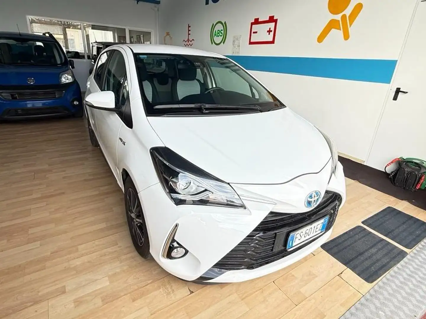 Toyota Yaris Yaris 5p 1.5h Cool Bianco - 1
