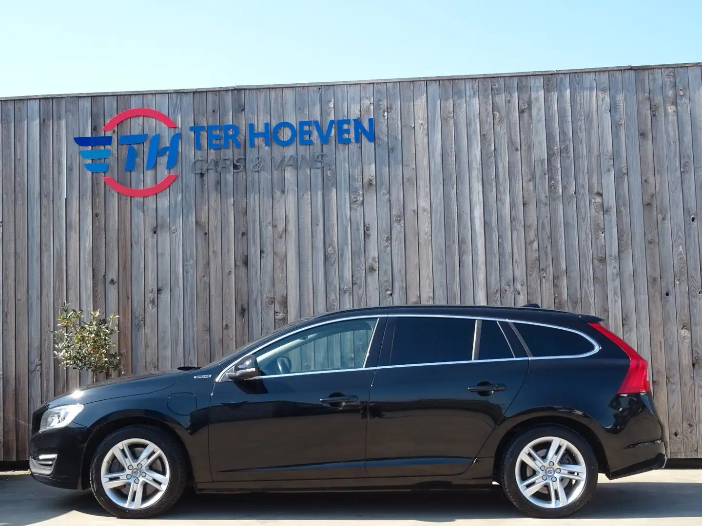 Volvo V60 D6 TWIN ENGINE Plug-in-Hybrid Momentum Euro6 Schwarz - 1