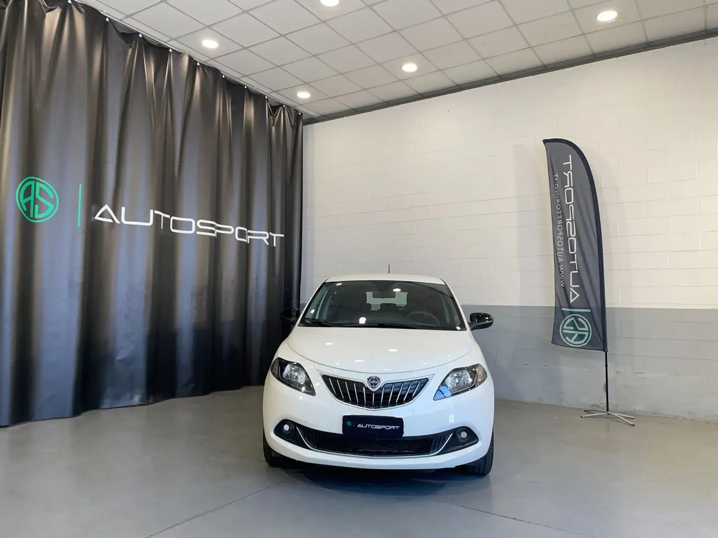 Lancia Ypsilon 1.0 FireFly 5 porte S&S Hybrid Platino Bianco - 2
