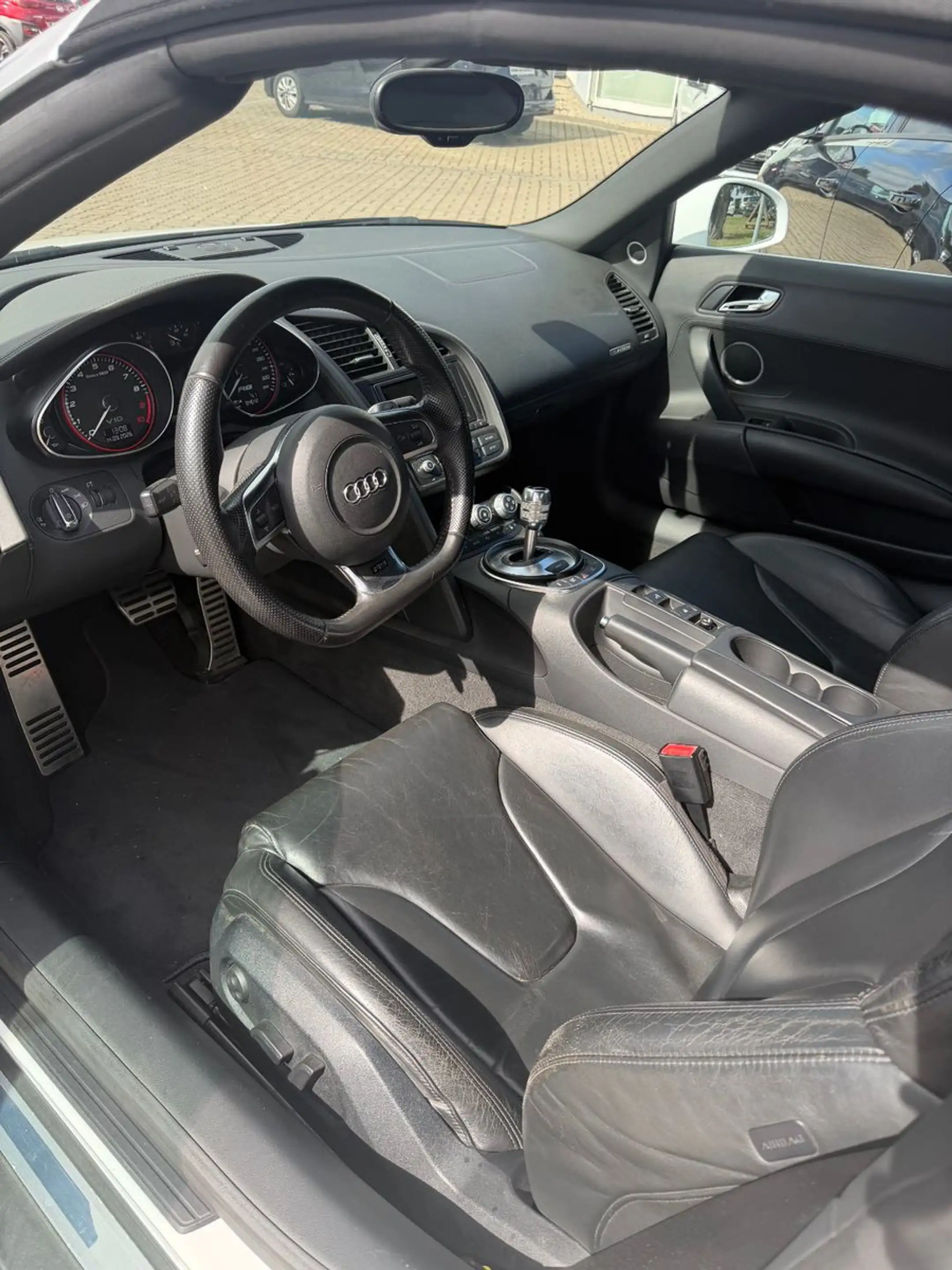 Audi R8 Spyder 5.2 FSI quattro Bang&Olufsen — photo 7