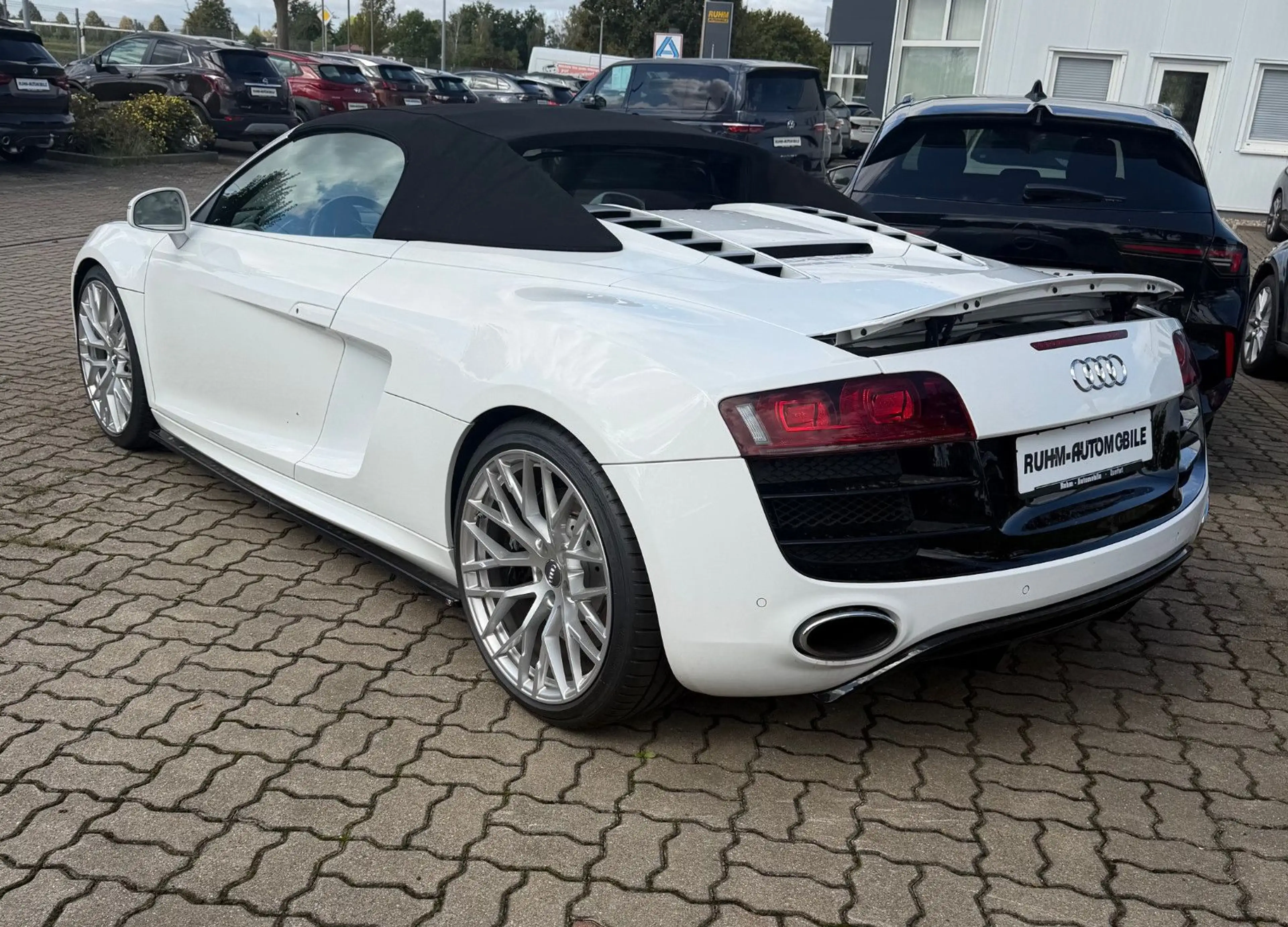 Audi R8 Spyder 5.2 FSI quattro Bang&Olufsen — photo 2