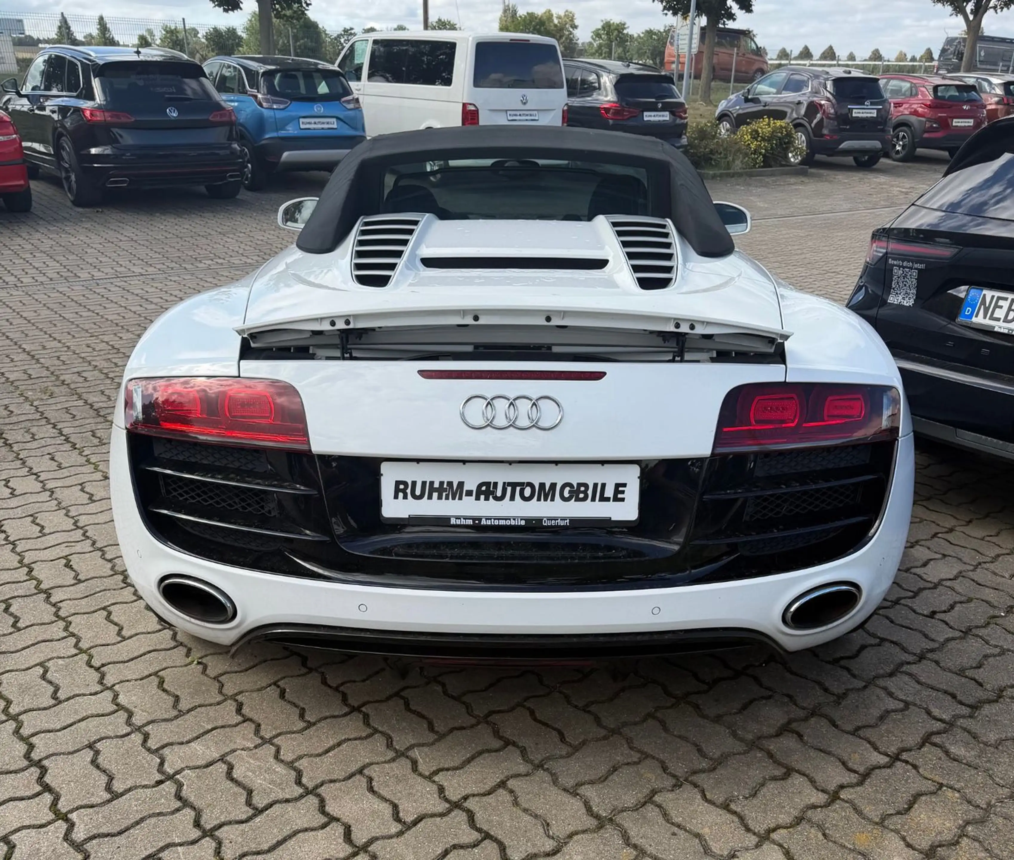 Audi R8 Spyder 5.2 FSI quattro Bang&Olufsen — photo 3